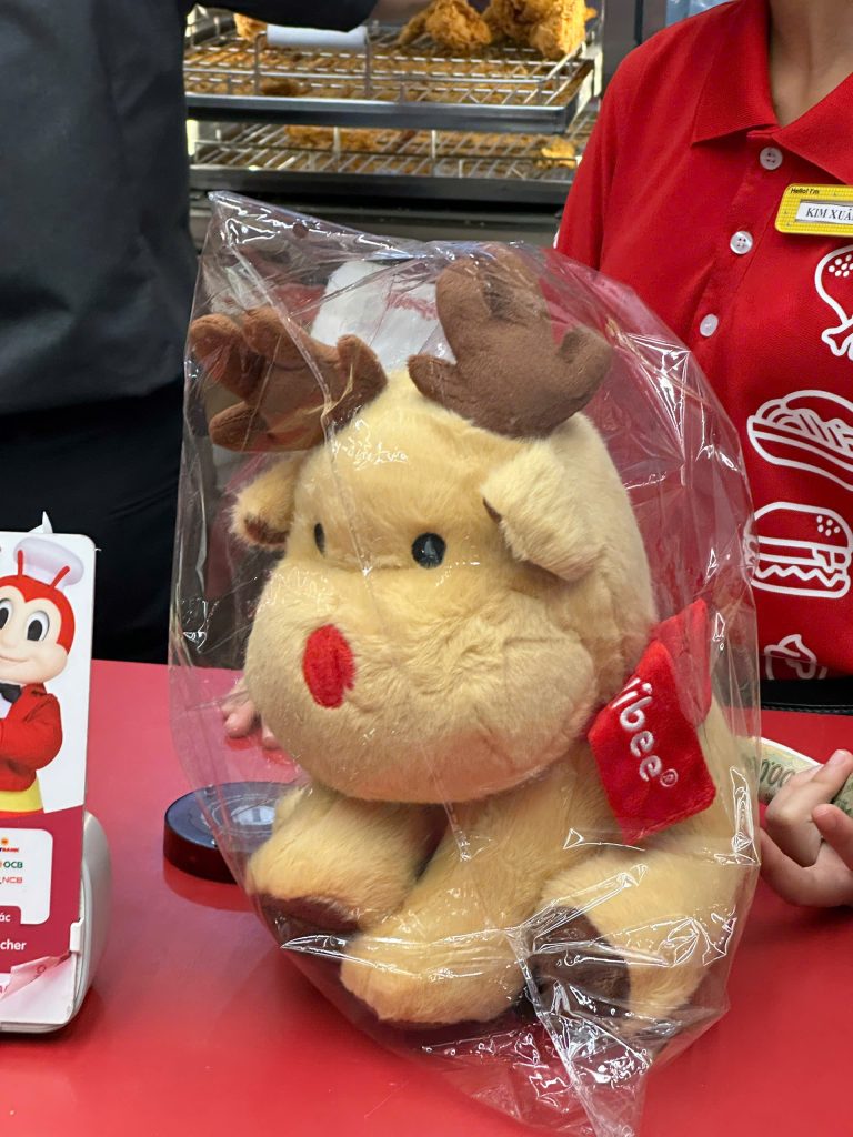 Jollibee トナカイ　ぬいぐるみ クリスマス目前に若者を夢中にさせている「トナカイハンティング